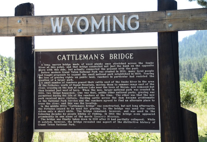 Cattlemans Crossing sign